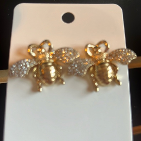 Bee ๐ Stud Earrings - Picture 1 of 3